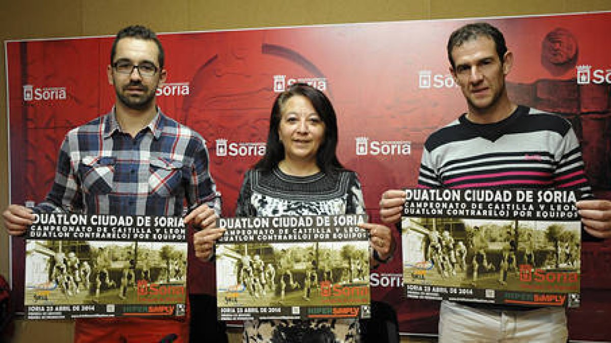 Javier Martínez, Lourdes Andrés y Amancio del Castillo durante la presentación del Ciudad de Soria de Duatlón. / VALENTÍN GUISANDE-