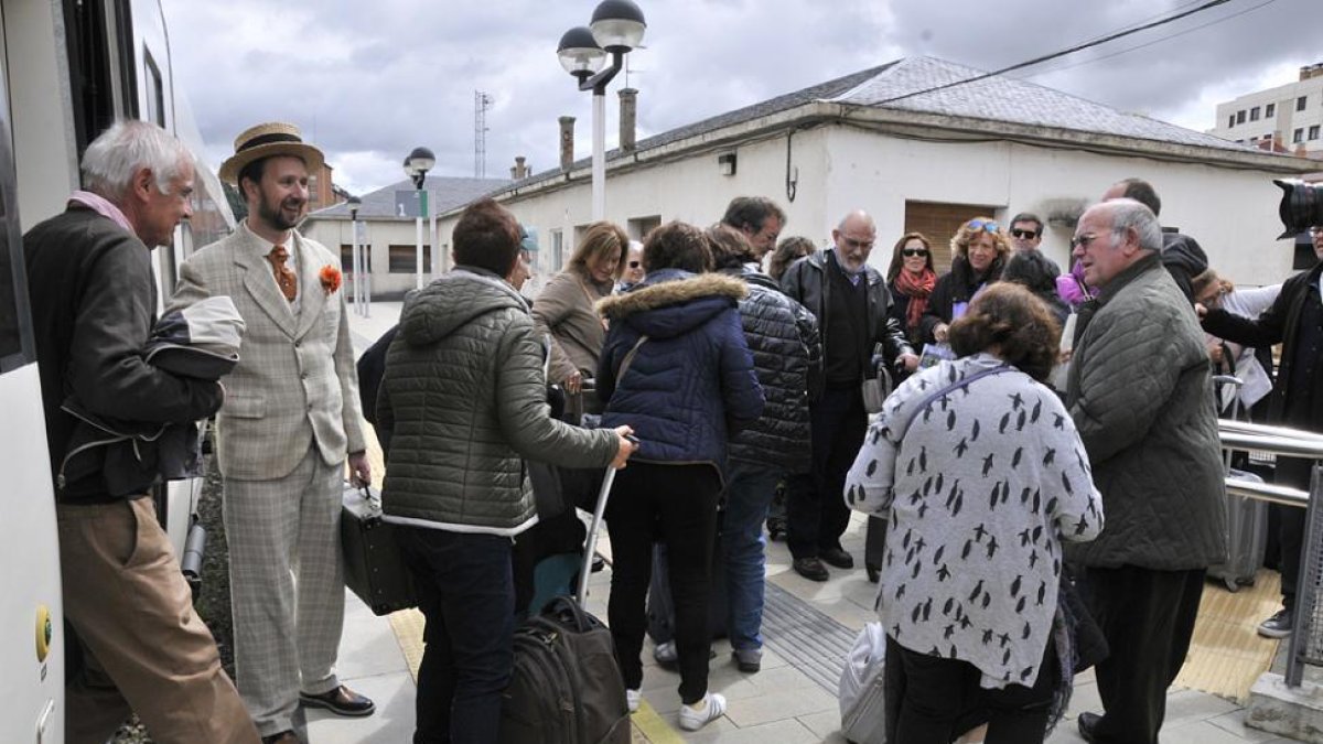 Los primeros viajeros del año llegados en el tren turístico.-Valentín Guisande