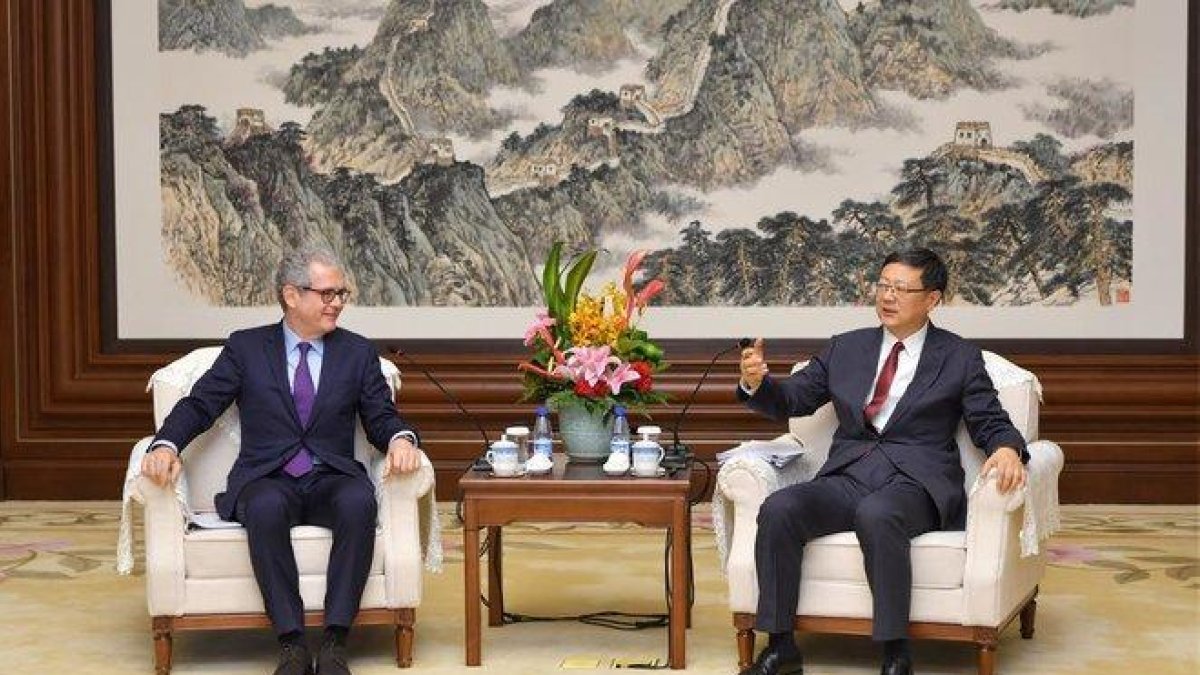 Pablo Isla, izquierda, y el alcalde Pekín, Jining Chen.-