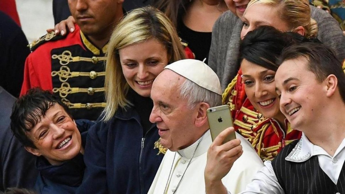 El Papa Francisco se presta a un selfi tras la audiencia general de los miércoles en el Vaticano.-EFE / ALESSANDRO DI MEO