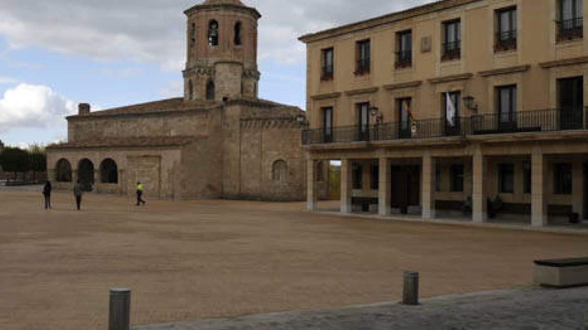 Panorámica de la remodelada plaza Mayor de Almazán. / VALENTÍN GUISANDE-