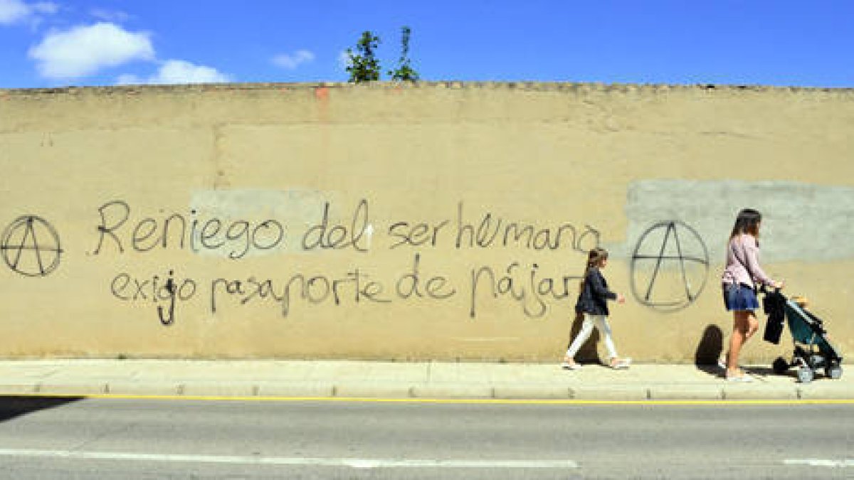 Detalle de una de las numerosas pintadas de la capital. / ÁLVARO MARTÍNEZ-
