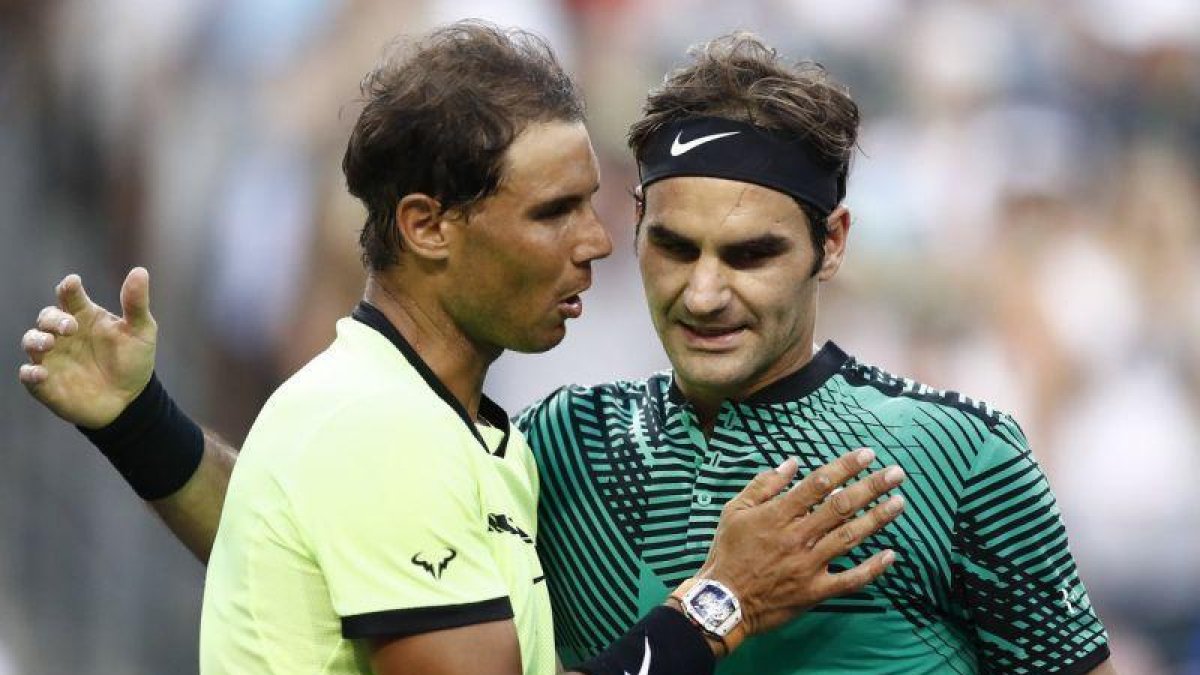 Rafael Nadal y Roger Federer se saludan tras el partido.-LARRY W. SMITH / EFE