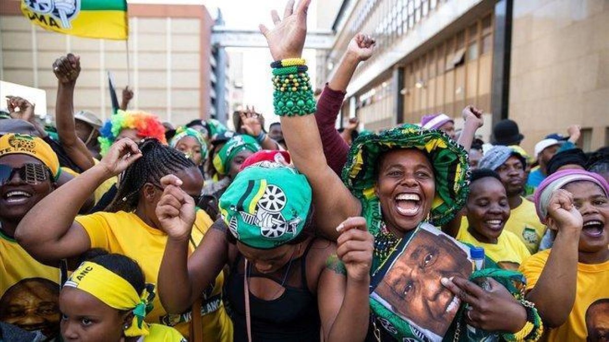 Simpatizantes del CNA esperan el discurso del presidente Ramaphosa tras la victoria electoral en Johannesburgo (Sudáfrica).-WIKUS DE WET (AFP)