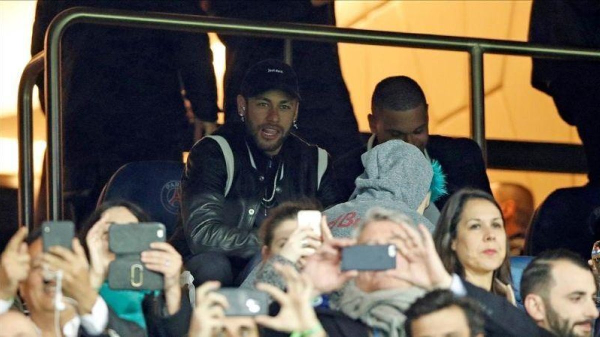 Neymar viendo el partido del PSG - Manchester United desde la grada.-EL PERIÓDICO