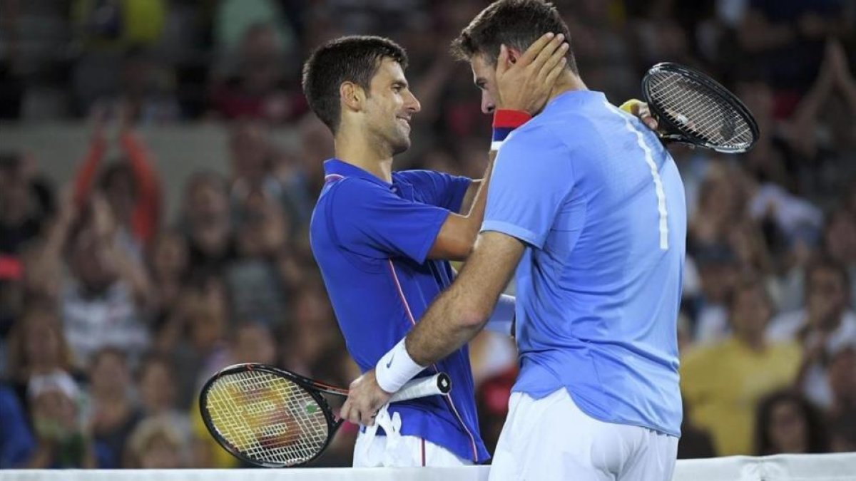 Djokovic y Del Potro se abrazan tras la victoria del argentino sobre el número 1 del mundo.-REUTERS / TOBY MELVILLE