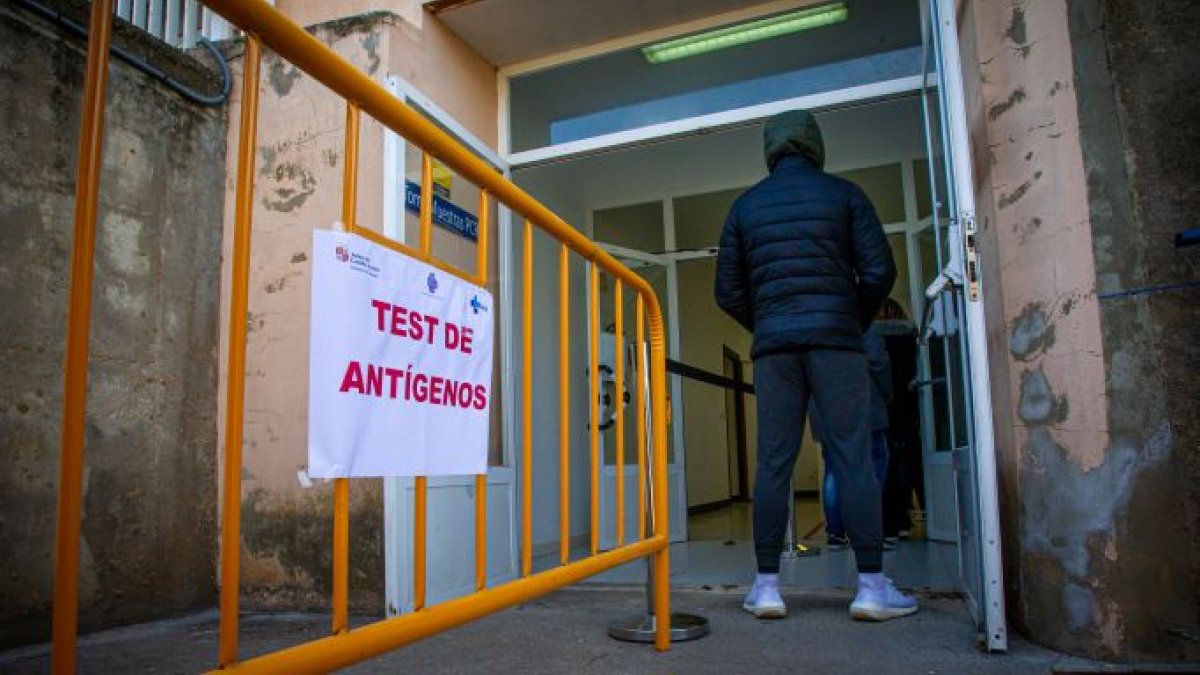 Espera para realizarse test en el Virgen del Mirón. MARIO TEJEDOR