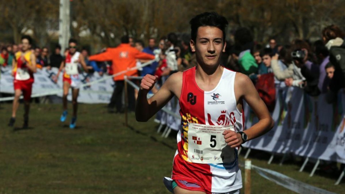 Hugo de Miguel Ramos levanta el brazo al proclamarse campeón de España cadete.-FEDERACIÓN DE CASTILLA Y LEÓN DE ATLETISMO