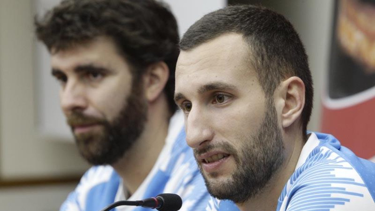 Óscar Prades, en primer término, junto a Sevillano, ayer, durante la presentación del receptor.-LUIS ÁNGEL TEJEDOR