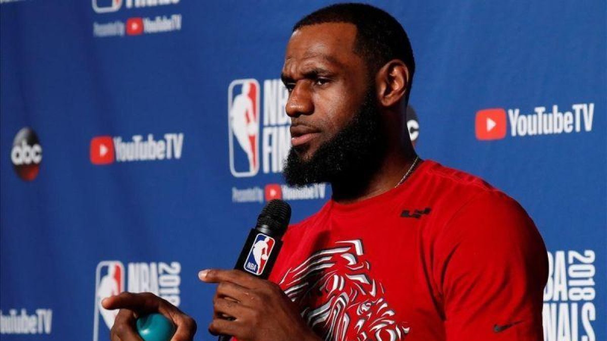 LeBron James hablando con la prensa tras el entrenamiento.-JOHN G MABANGLO