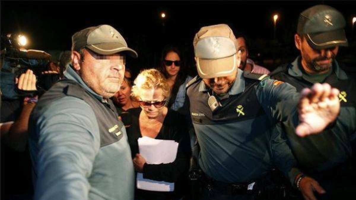 Maite Zaldívar ingresa en prisión escoltada por guardias civiles.-Foto: JORGE ZAPATA / EFE