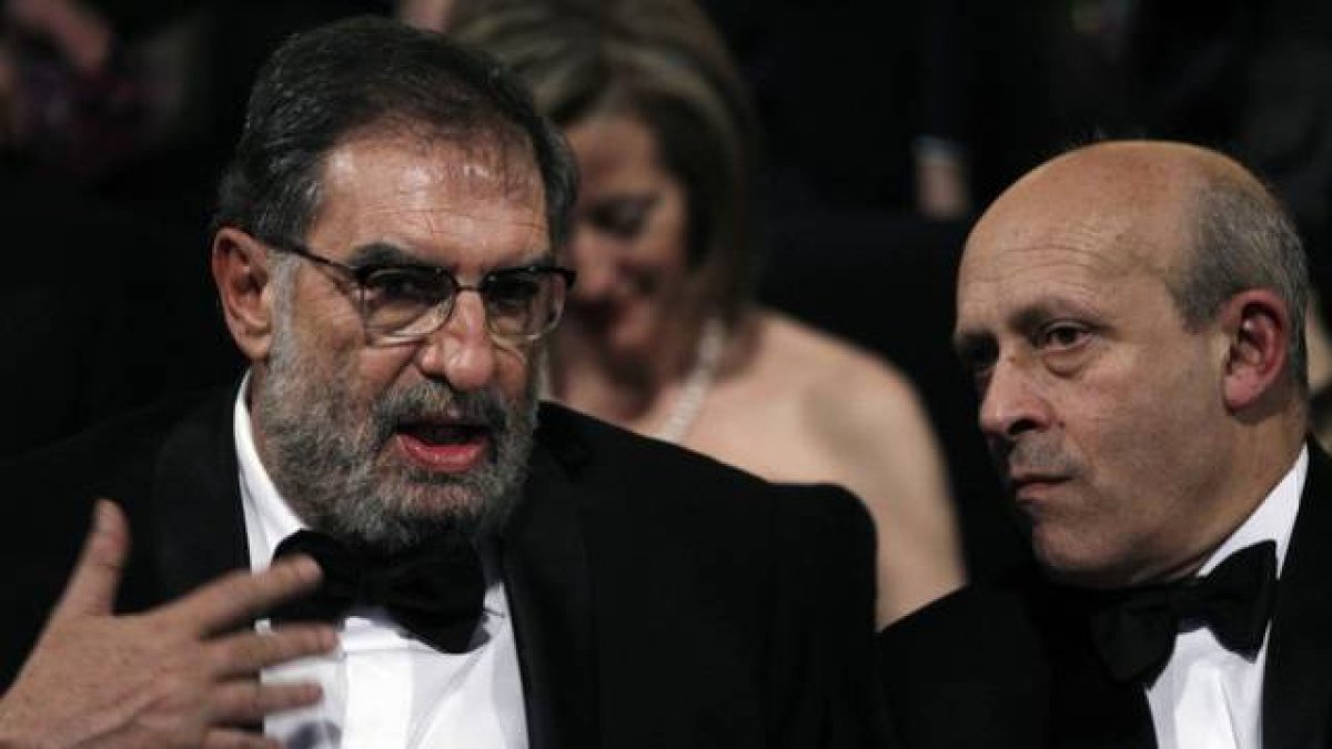 El presidente de la Academia de Cine Enrique González-Cacho, con el ministro de Cultura, José Ignacio Wert, en la gala de los Goya de 2013.-Foto: SUSANA VERA / REUTERS