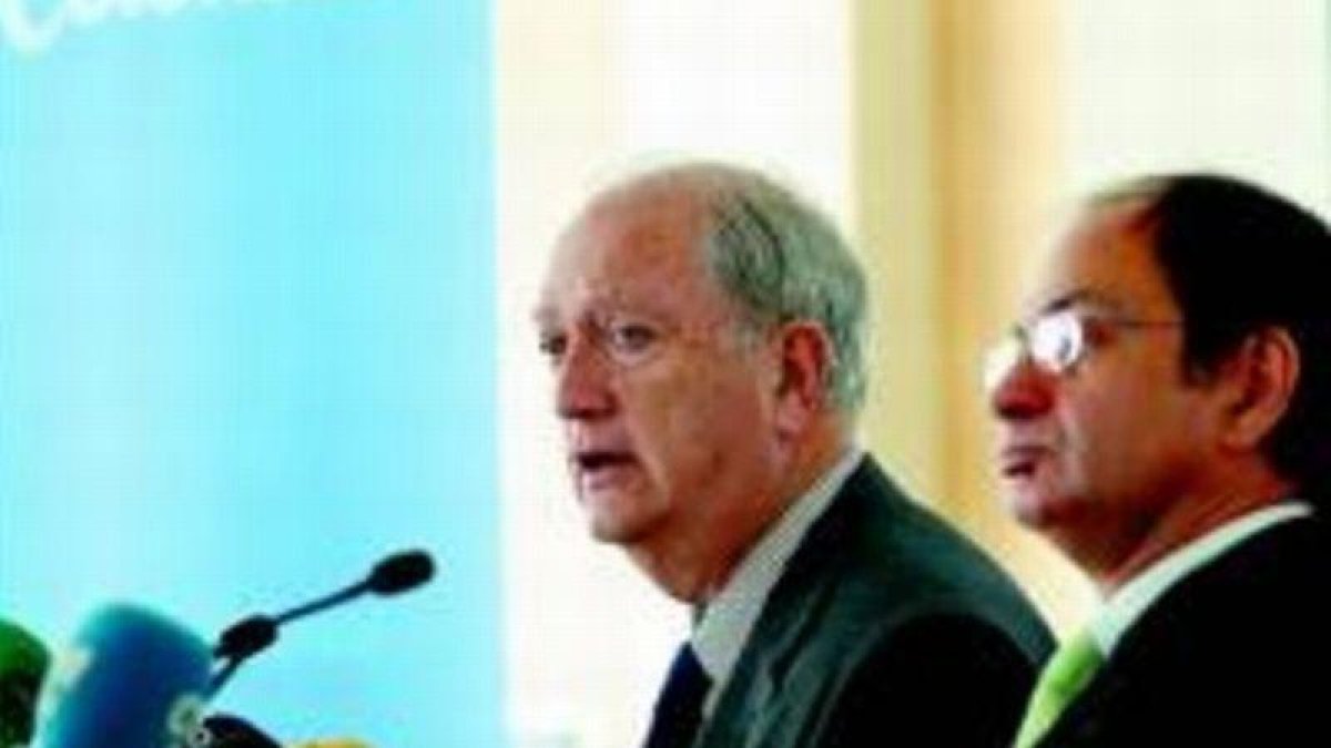 El presidente de Colonial, Juan José Bruguera (izquierda), y el consejero delegado, Pere Viñolas.-RICARD CUGAT