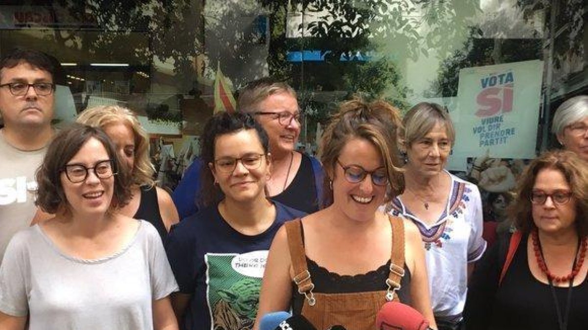 Mireia Vehí, arropada por otros miembros de la CUP, anuncia que la formación se presenta al 10-N.-TWITTER / @CUPNACIONAL