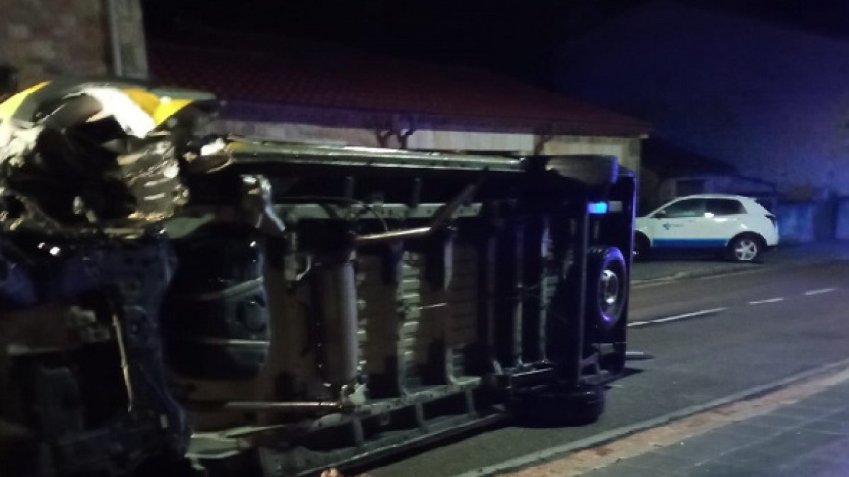 Imagen de la furgoneta accidentada en Salduero.