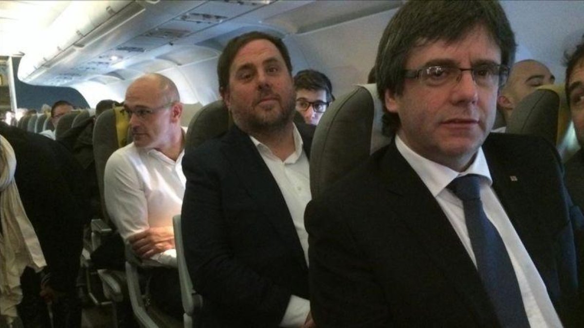 Carles Puigdemont, Oriol Junqueras y Raul Romeva, en un viaje a Bruselas para dar una conferencia en enero del 2017.-JORDI BEDMAR