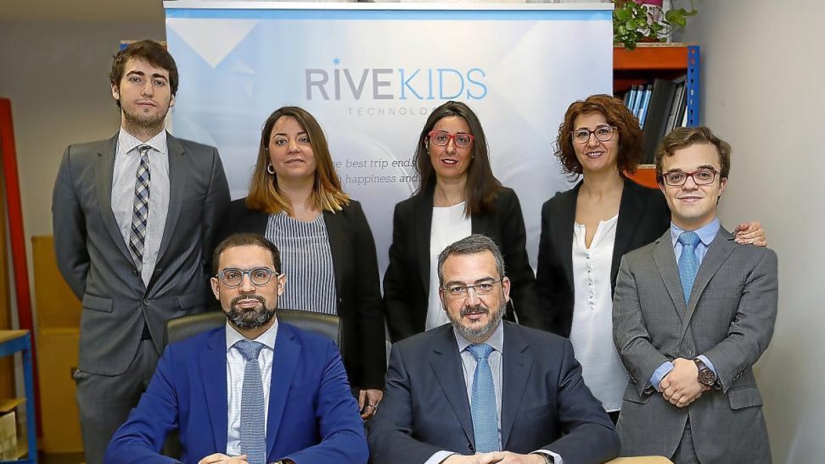 Equipo de la empresa RiveKids Technology en las instalaciones de la empresa en Valladolid.-J. M. LOSTAU