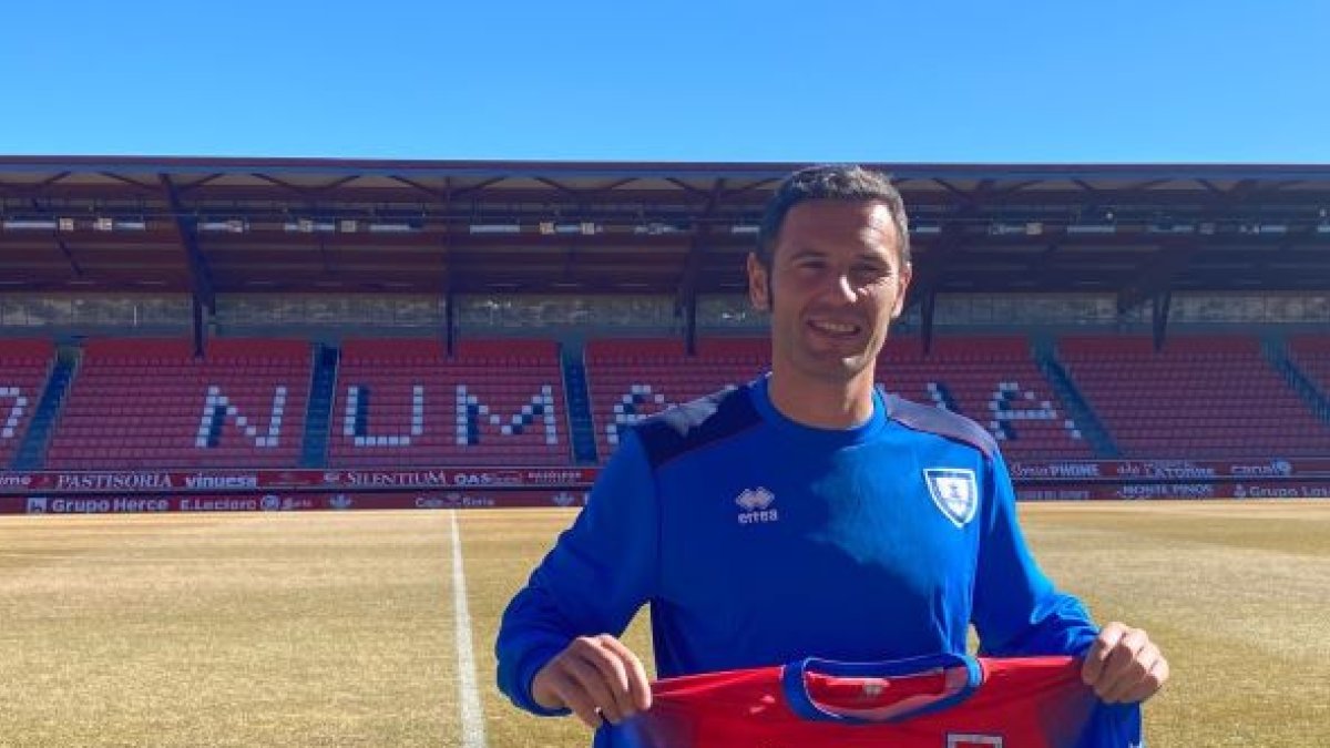 Cervero posa con la camiseta del Numancia sobre el césped del campo de Los Pajaritos. CD Numancia