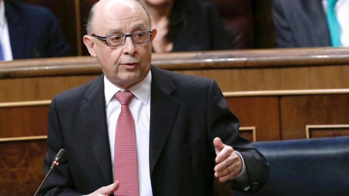 El ministro de Hacienda Cristobal Montoro durante la sesion de control al Gobierno en el Congreso de los Diputados este miércoles.-EFE / ZIPI