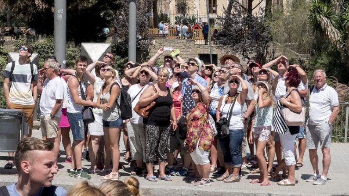 Turistas en el centro de Barcelona.-FERRAN NADEU