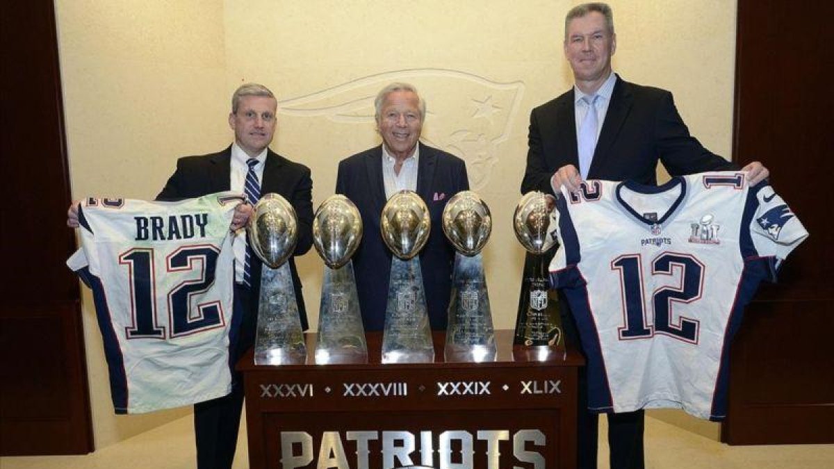 Agentes del FBI y de la policía de Massachusetts posan con las camisetas recuperadas de Tom Brady en el estadio de los Patriots.-AP / FBI