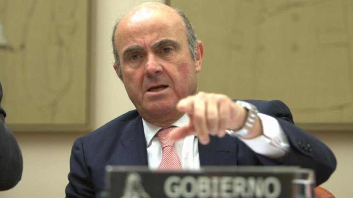 El ministro de Economía, Luis de Guindos, durante una comparecencia en el Congreso.-DAVID CASTRO