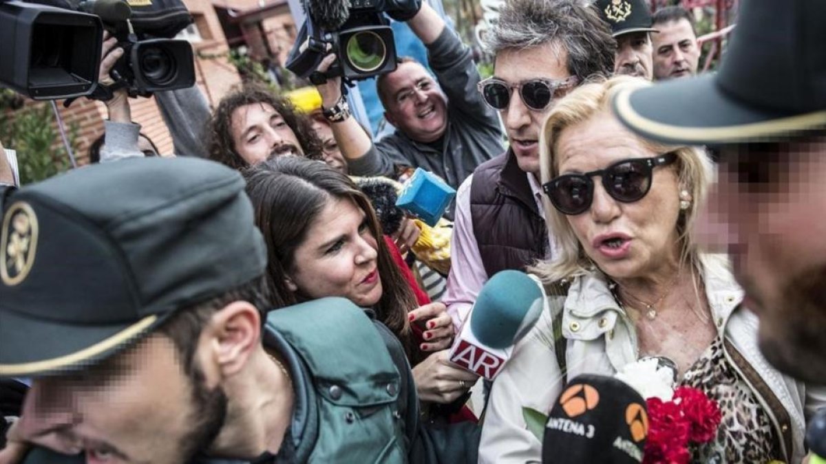 Maite Zaldívar sale de la cárcel de Alhaurín de la Torre (Málaga) con un primer permiso penitenciario, en noviembre del 2015.-EFE / JORGE ZAPATA