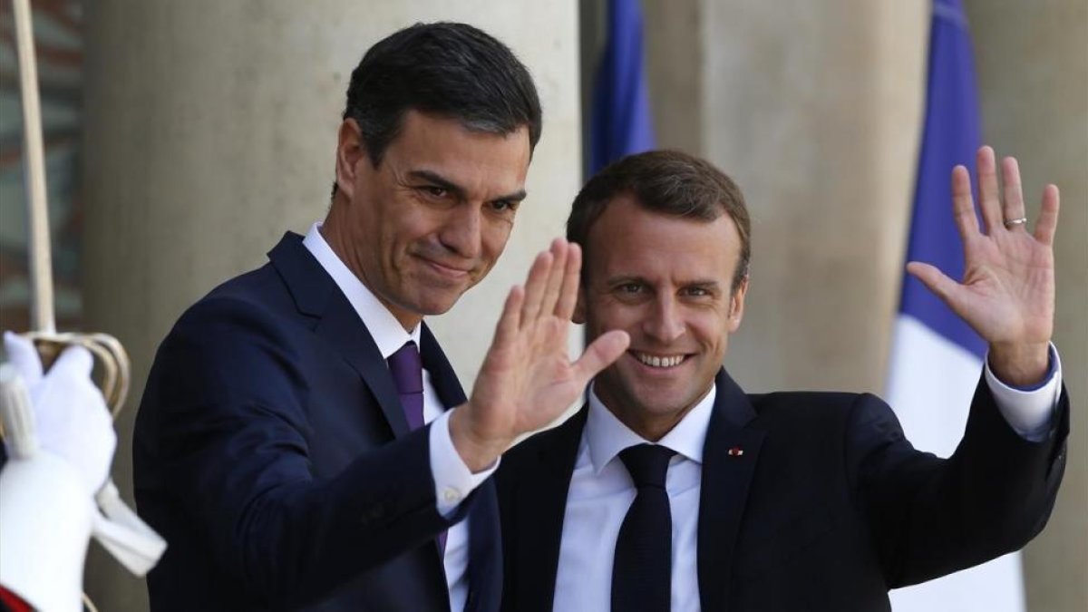 El presidente Pedro Sánchez recibido por su homólogo francés, Emmanuel Macron-THIBAULT CAMUS