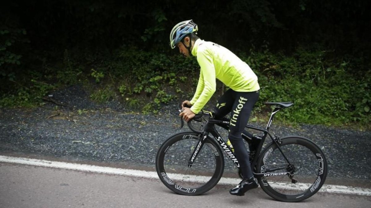 Alberto Contador entrena por carreteras normandas.-AP / CHRISTOPHE ENA