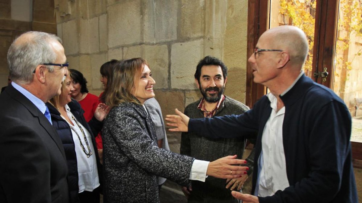 Rocío Lucas saluda a miembros de la comunidad educativa en presencia del director, Miguel Ángel Delgado.-MARIO TEJEDOR