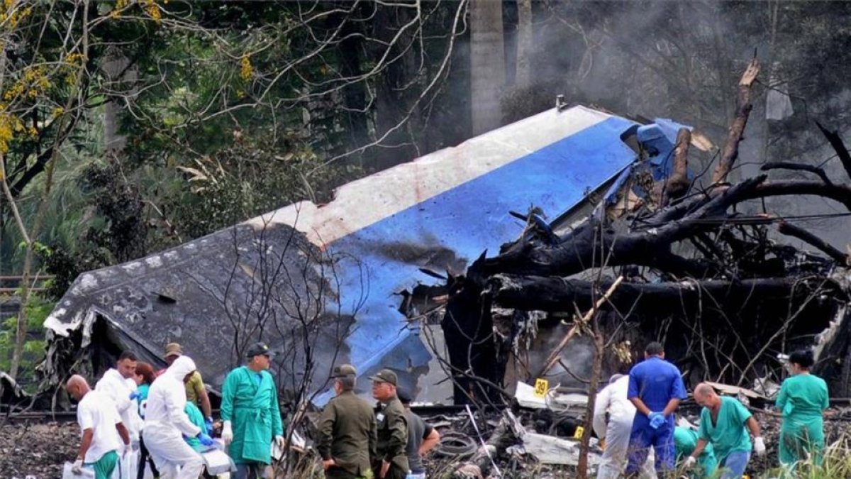 Trabajos en la zona del accidente de avión en La Habana, Cuba.-/ EFE / OMARA GARCÍA