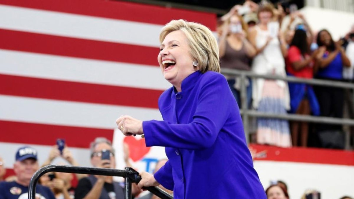 Hillary Clinton sube al estrado durante un mitin en California.-AFP / JONATHAN ALCORN
