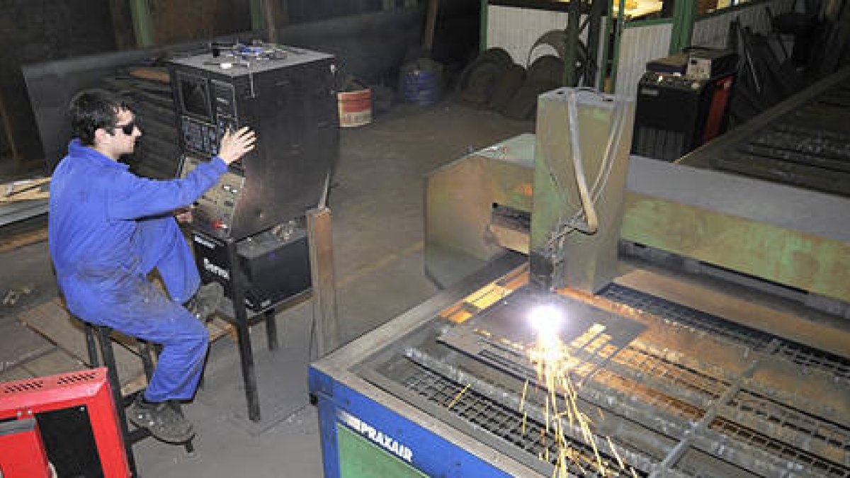 Un trabajador en una fábrica. / V.G.-