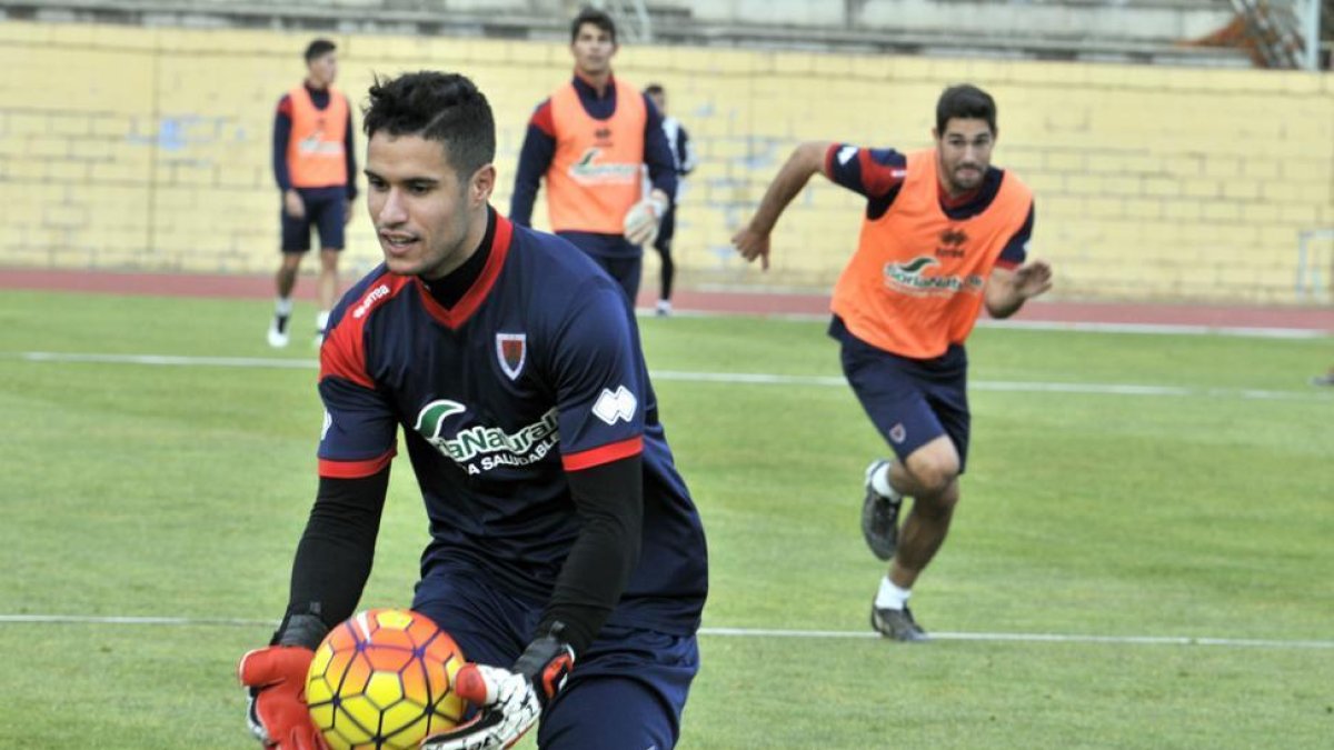 El arquero del Numancia, Munir, en un entrenamientos.-VALENTÍN GUISANDE