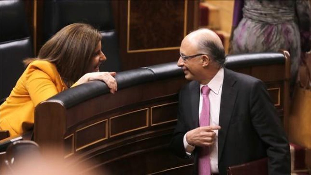 La ministra de Empleo, Fátima Báñez, y el ministro de Hacienda, Cristóbal Montoro, en un pleno del Congreso.-AGUSTÍN CATALÁN