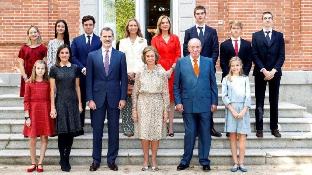 Los integrantes de la Familia Real posan en el almuerzo familiar en el Palacio de la Zarzuela con motivo del 80º aniversario de la reina Sofía.-EFE / FRANCISCO GÓMEZ