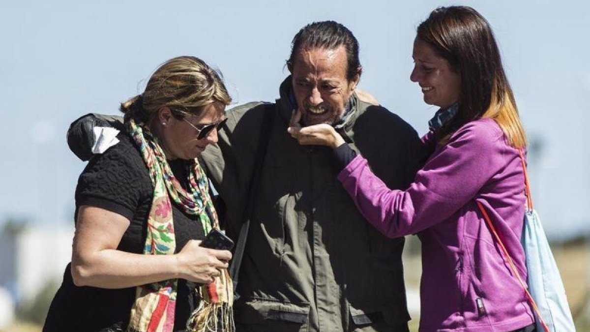 Julián Muñoz, tras salir de la cárcel de Alhaurín de la Torre (Málaga), con sus hijas, Eloísa y Elia.-EFE / JORGE ZAPATA