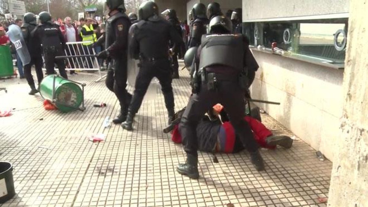 Cargas policiales en Don Benito (Badajoz) con motivo de la manifestación convocada por las organizaciones agrarias, este miércoles.-EUROPA PRESS