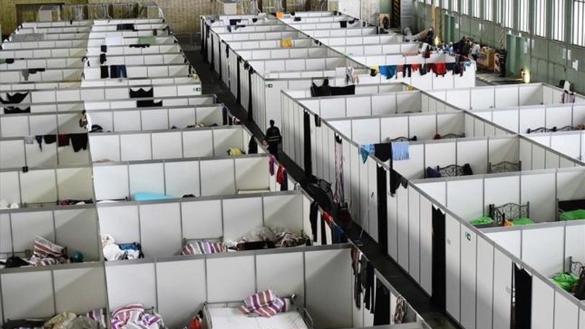 Módulos prefabricados en el viejo aeropuerto berlinés de Tempelhof para acoger a los refugiados.-AFP / TOBIAS SCHWARZ