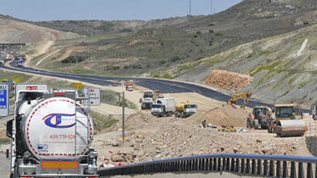 Obras en la A-15, en el tramo de Medinaceli a Radona, en una imagen de archivo./ VALENTÍN GUISANDE-