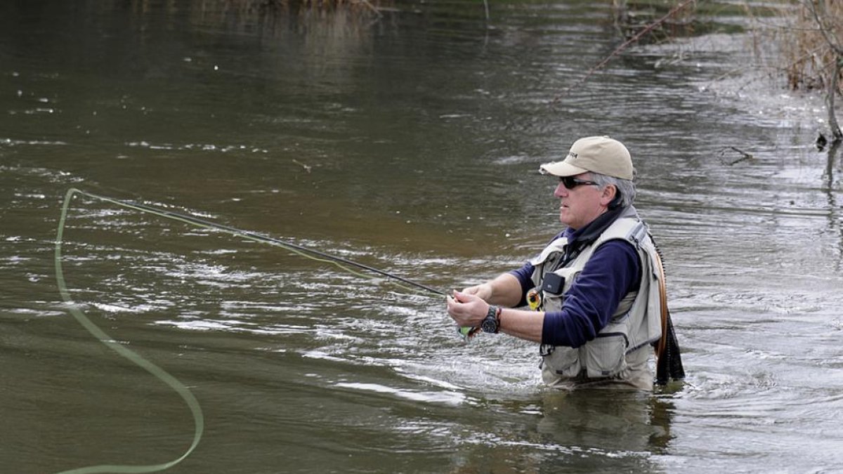 Un aficionado durante una jornada de pesca en el Duero a su paso por Hinojosa de la Sierra.-VALENTÍN GUISANDE