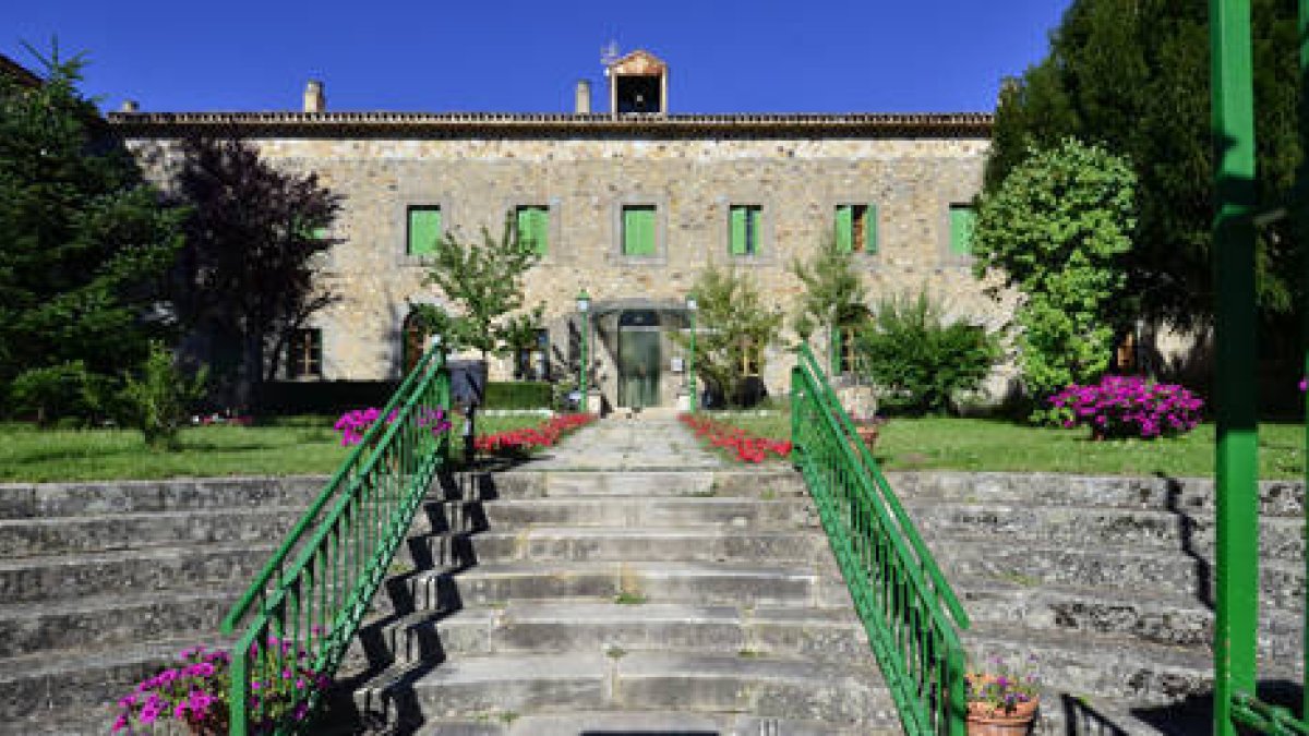 Fachada principal de la residencia de El Royo. / ÁLVARO MARTÍNEZ-