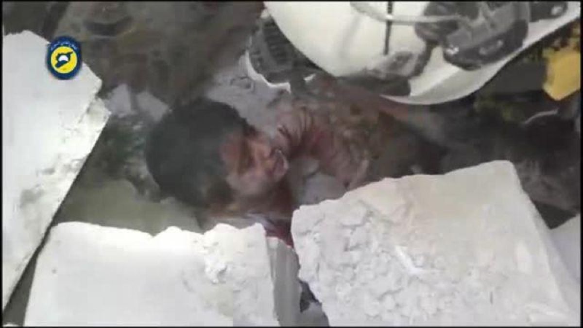 Desesperado rescate de un niño sirio en Alepo.-ATLAS