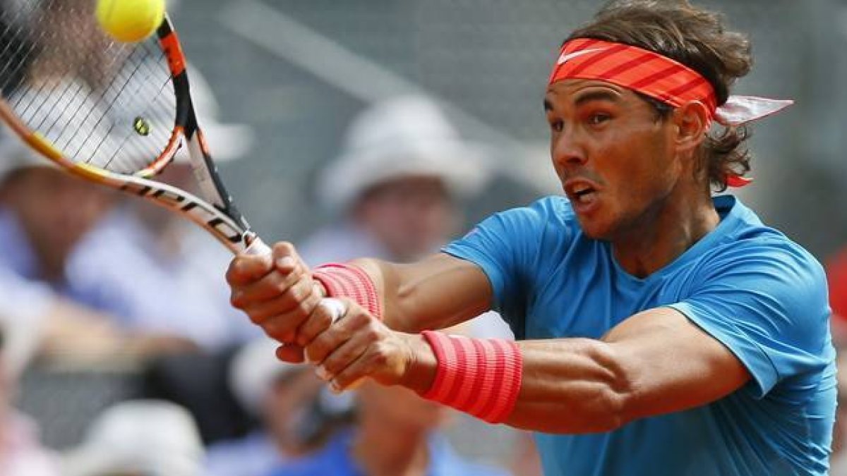Rafael Nadal devuelve una pelota a Steve Johnson, durante el partido que ha enfrentado a ambos en el Mutua Madrid Open.-EFE / JUANJO MARTÍN