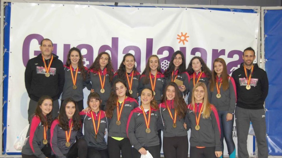 La plantilla del Santo Domingo cadete que ganaba ayer la Copa de España en Guadalajara.-H.D.S.