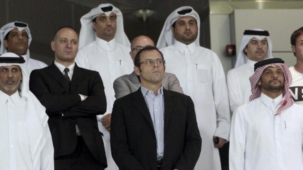 Sandro Rosell, en una imagen de archivo, con miembros de la federación catarí de fútbol-REUTERS