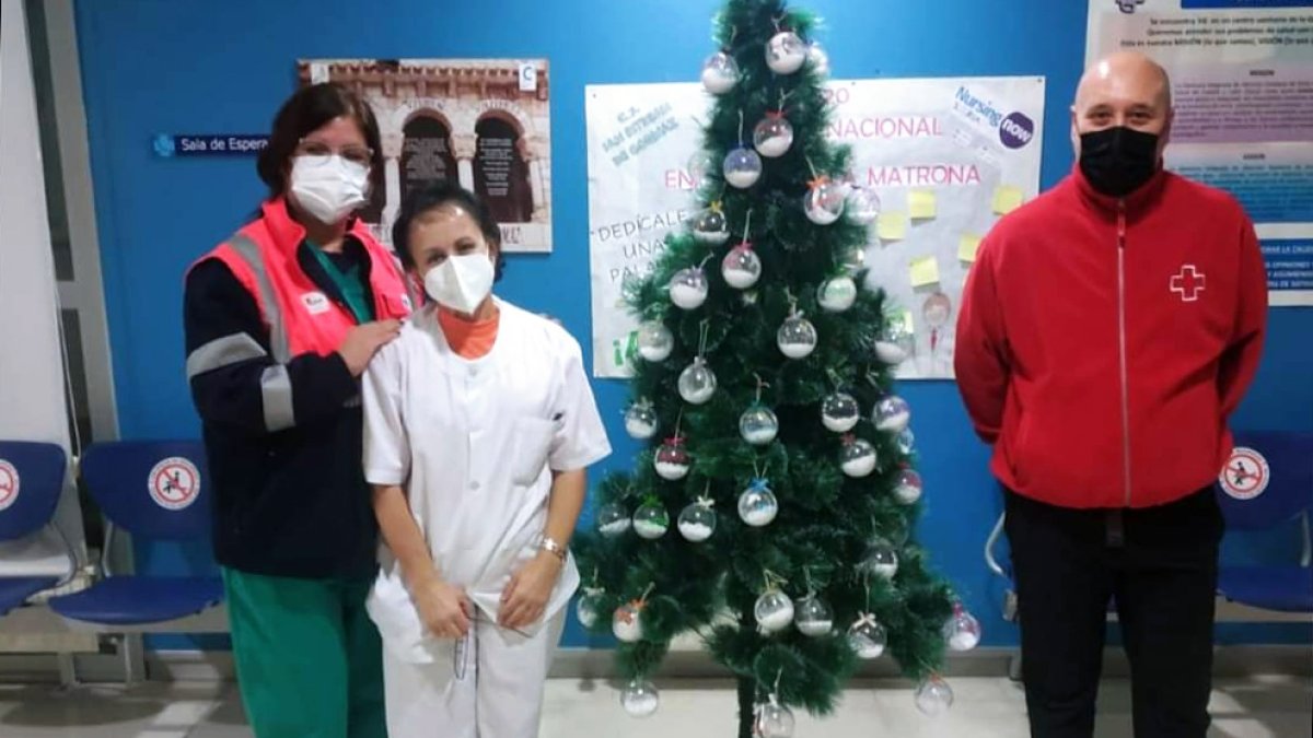 Bolas realizadas por niños de San Esteban decorando el árbol del centro de salud.-A.H.