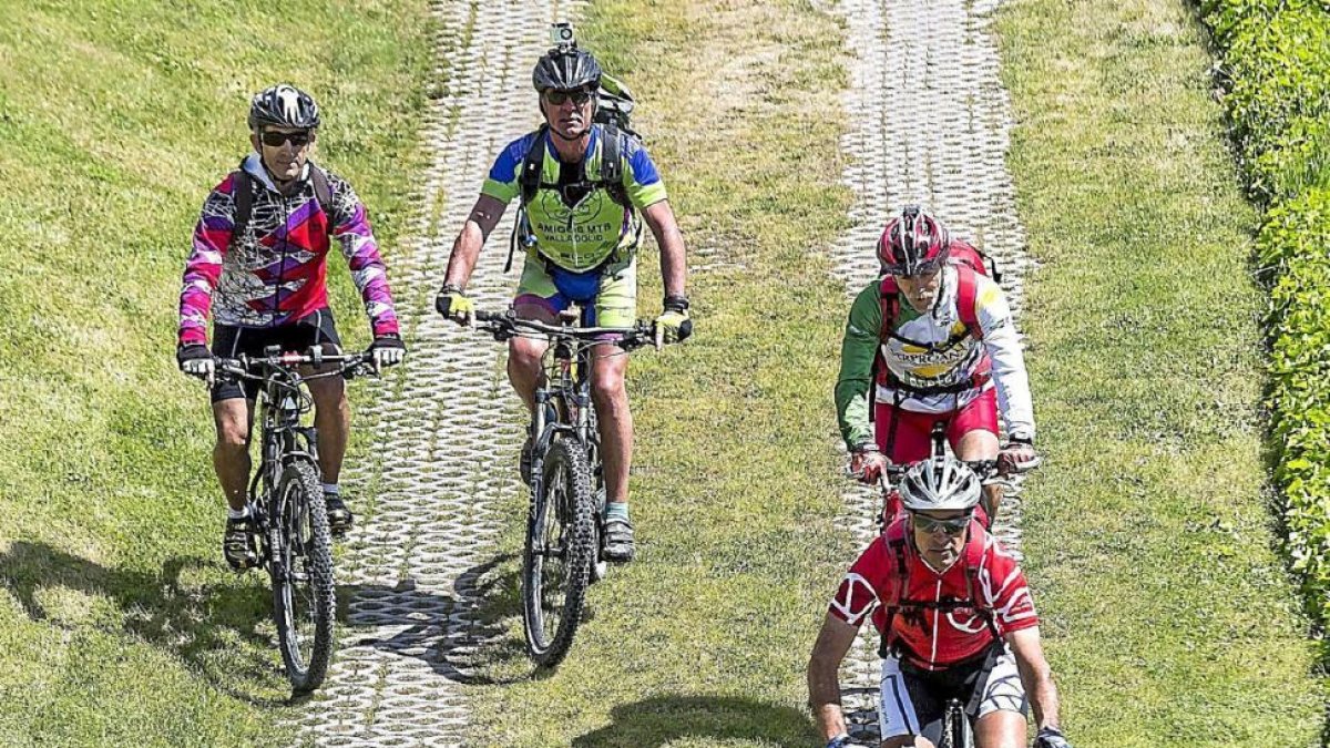 Imagen de unos ciclistas-- M.Á.SANTOS
