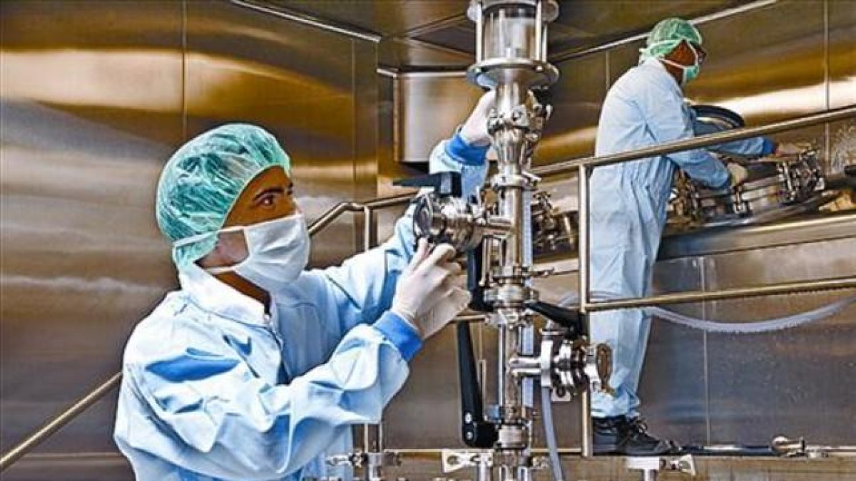 Un trabajador de Grifols, en el proceso de producción de Hemoderivados-EL PERIÓDICO
