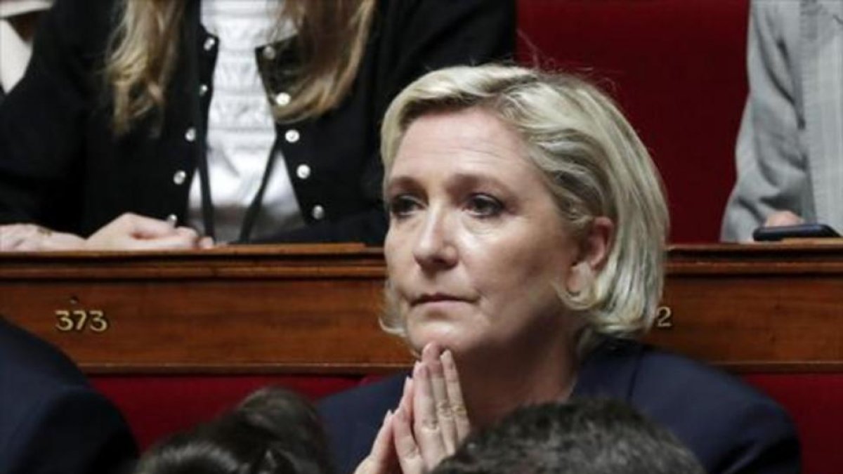 Marine Le Pen, en su escaño de la Asamblea Nacional, en el primer día de la legislatura, el pasado martes.-EFE